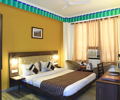 https://imgcld.yatra.com/ytimages/image/upload/t_hotel_yatra_city_desktop/v1417891953/Domestic Hotels/Hotels_New Delhi/Hotel Inn Tawang/room-B6_copy.jpg